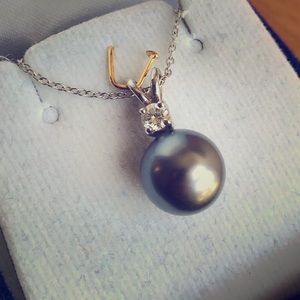 Black pearl pendant with 18k white gold chain